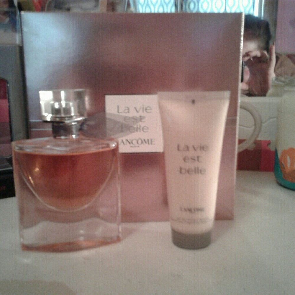 La vie est belle 1.7oz w/FREE LOTION NEW
